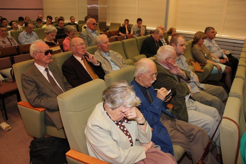 W drugim rzędzie od lewej: mjr Mirosław Kopa, wiceprezes ZO Łódź ŚZŻAK, kpt. Ryszard Kozłowski, przewodniczący Oddziału Łódzkiego Związku b. Żołnierzy Konspiracyjnego Wojska Polskiego