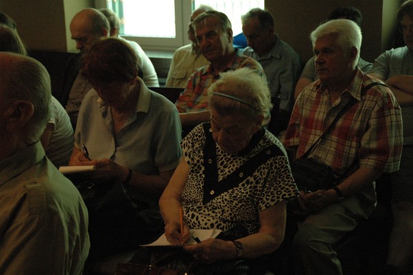 Na pierwszym planie Gryzelda Studzińska, Prezes Środowiska ŚZŻAK „Warszawa