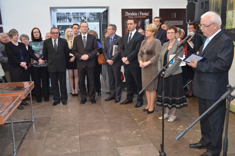 Przy mikrofonie Henryk Siemiński, dyrektor Muzeum Tradycji Niepodległościowych w Łodzi