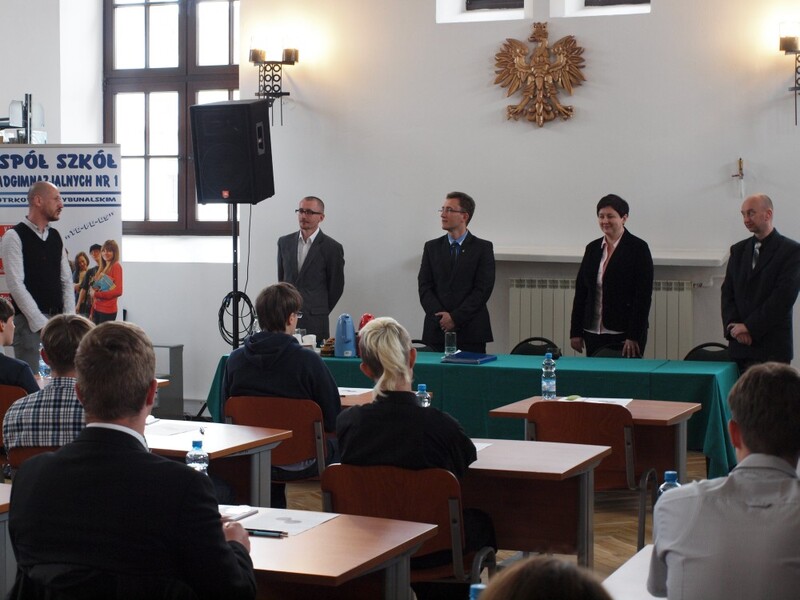 Od lewej stoją: Sebastian Wojtaś (ZSP nr 1 w Piotrkowie Tryb.), Paweł Kowalski (OBEP IPN Łódź), dr Dariusz Rogut (UJK), dr Joanna Żelazko (naczelnik OBEP IPN w Łodzi), Paweł Wąs (przewodniczący Klubu im. gen. „Grota