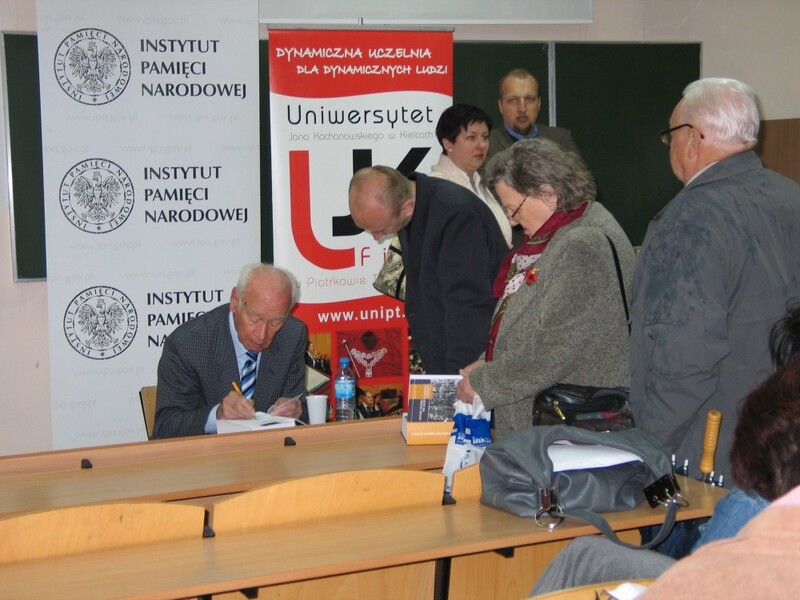 Autor publikacji, mjr Mirosław Kopa, wpisuje dedykację dla Pawła Wąsa, przewodniczącego Klubu Historycznego im. gen. S. Roweckiego „Grota