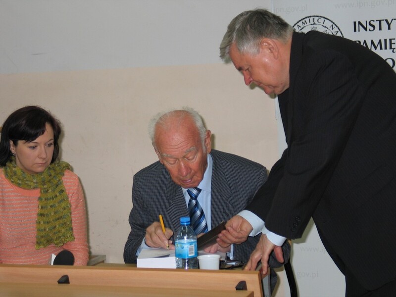 Dedykację odbiera prof. dr hab. Andrzej Felchner, dziekan Wydziału Nauk Społecznych UJK Filia w Piotrkowie Trybunalskim