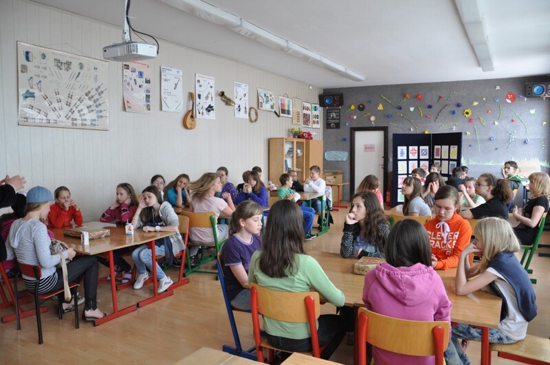 uczniowie z Wileńskiej Szkoły Średniej im. Joachima Lelewela oraz Filii Nauczania Podstawowego im. Antoniego Wiwulskiego w Wilnie