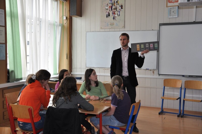 dr Krzysztof Latocha (OBEP IPN w Łodzi) w trakcie prezentacji gry „Kolejka