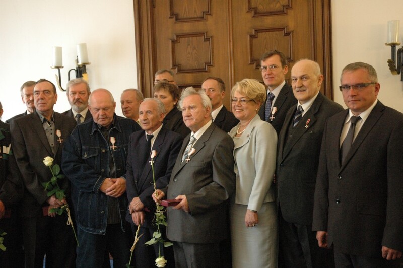 W pierwszym rzędzie od prawej: Marek Drużka (dyrektor Oddziału IPN w Łodzi), dr Jerzy Kropiwnicki (b. Prezydent Miasta Łodzi), Wojewoda Łódzki Jolanta Chełmińska