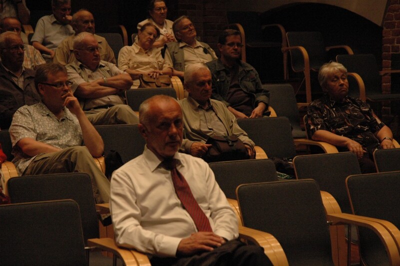 Na pierwszym planie Sławomir Wasilczyk, dyrektor generalny Łódzkiego Urzędu Wojewódzkiego