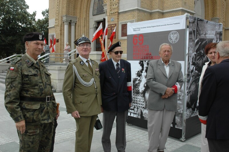 Drugi od lewej kpt. Ryszard Kozłowski (przewodniczący Oddziału Łódzkiego Zw. b. Żołnierzy KWP), trzeci mjr Zbysław Raczkiewicz (prezes ZO Łódź ŚZŻAK)