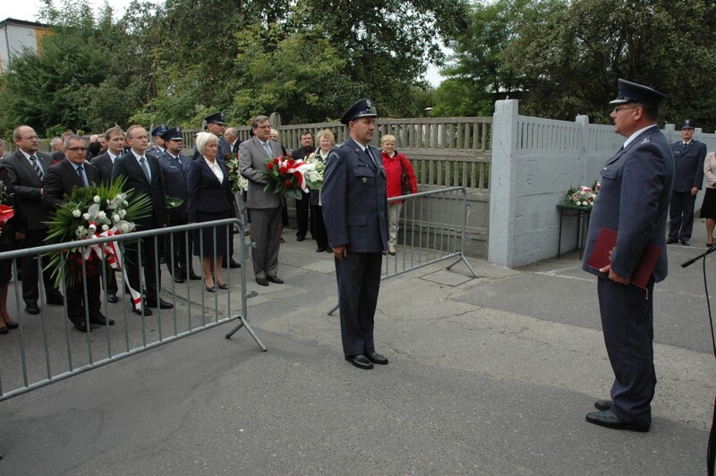 Ppłk Grzegorz Królikowski, dyrektor ZK w Sieradzu (z prawej) odbiera meldunek o gotowości podwładnych do rozpoczęcia uroczystości