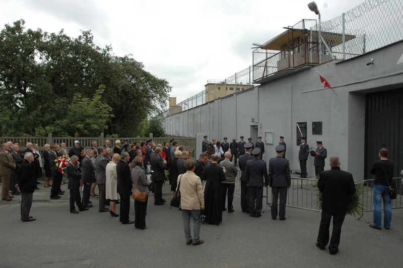Zakład Karny w Sieradzu, ul. Orzechowa 5. Uroczystość odsłonięcia tablicy upamiętniającej funkcjonariuszy SW zamordowanych przez NKWD w czasie II wojny światowej