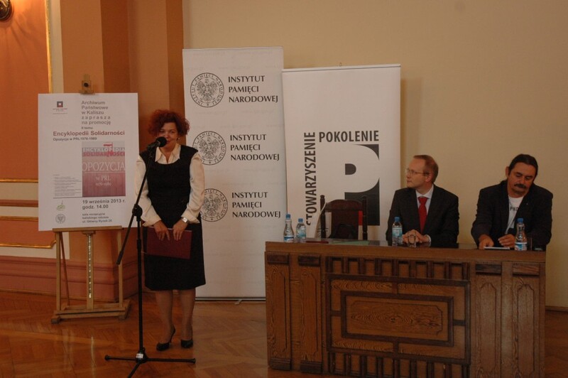 Zebranych w sali recepcyjnej kaliskiego Ratusza powitała dr Grażyna Schlender, dyrektor Archiwum Państwowego w Kaliszu. Siedzą od lewej: dr Łukasz Kamiński, prezes IPN oraz Przemysław Miśkiewicz, przewodniczący Stowarzyszenia Pokolenie