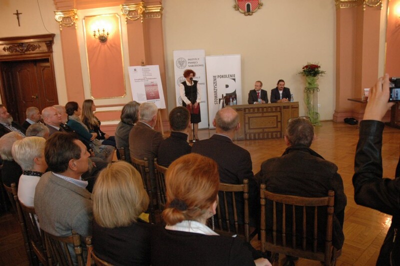 Przy mikrofonie dr Grażyna Schlender, dyrektor Archiwum Państwowego w Kaliszu, organizatorka prezentacji Encyklopedii Solidarności