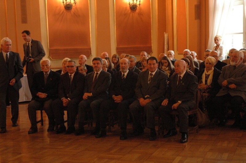 W pierwszym rzędzie drugi od lewej Marek Drużka, dyrektor Oddziału IPN w Łodzi, dalej w prawo dr inż. Janusz Pęcherz, Prezydent Miasta Kalisza
