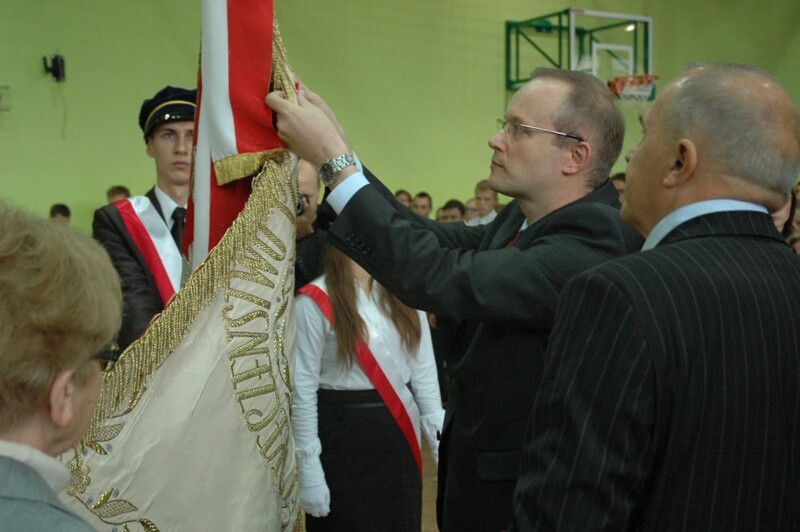 Dr Łukasz Kamiński, prezes Instytutu Pamięci Narodowej dekoruje sztandar LO im. B. Prusa w Skierniewicach Złotym Medalem Opiekuna Miejsc Pamięci Narodowej