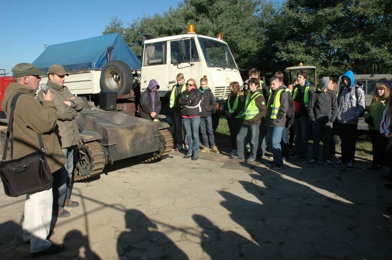 Od lewej: Konrad Czernielewski (MTN) i Artur Ossowski (IPN Łódź) – prelekcje przed prywatną kolekcją sprzętu militarnego Jacka Kopczyńskiego w Boczkach