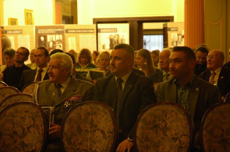 W pierwszym rzędzie od prawej Mariusz Goss, dyrektor Biura Informacji i Komunikacji Społecznej UMŁ, Zbigniew Kręcisz, p. o. dyrektor Biura Ochrony Informacji i Bezpieczeństwa Urzędu Marszałkowskiego w Łodzi