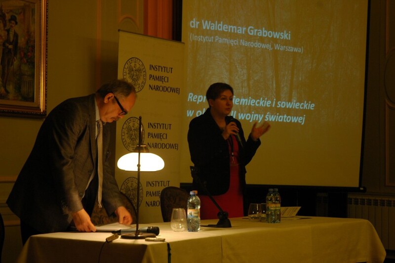 Pierwszą sesję poprowadziła dr Joanna Żelazko (naczelnik OBEP IPN w Łodzi)