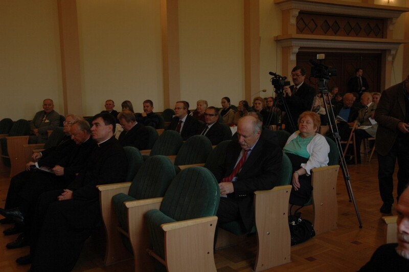 W trzecim rzędzie pośrodku dr Łukasz Kamiński (prezes IPN) oraz Marek Drużka (dyrektor Oddziału IPN w Łodzi)