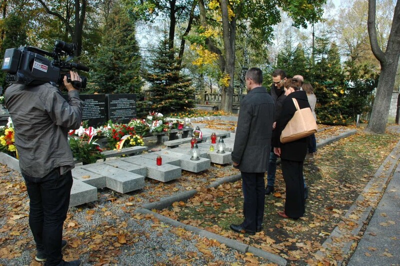 Pracownicy Oddziału IPN w Łodzi oddają hołd ofiarom zbrodni nazistowskich i komunistycznych, ekshumowanym w latach 2008-2010 na byłym poligonie wojskowym na Brusie