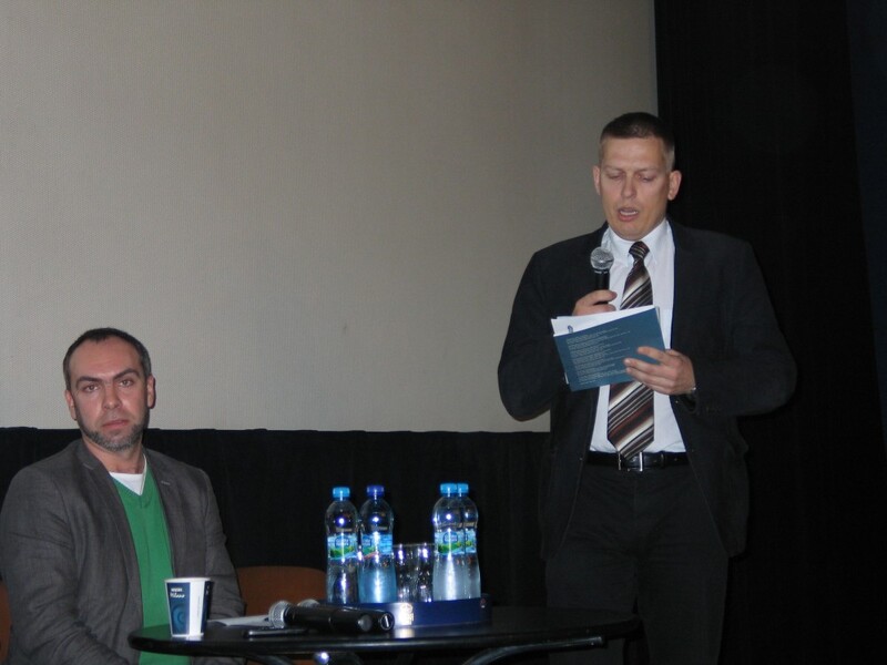 Dyskusję otwiera Leszek Próchniak, pracownik Oddziałowego Biura Edukacji Publicznej IPN w Łodzi. Obok dr Mikołaj Mirowski z Centrum Dialogu im. Marka Edelmana w Łodzi