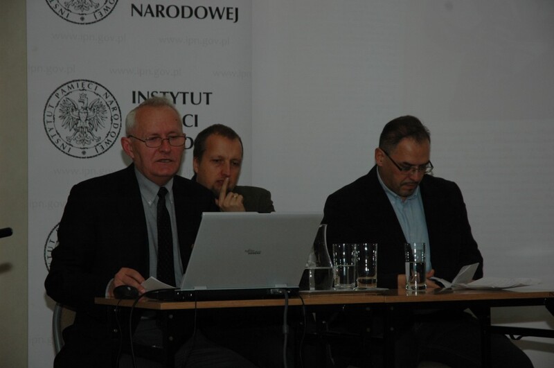 Od lewej: dr hab. Janusz Wróbel (OBEP IPN w Łodzi), dr Tomasz Toborek (OBEP IPN w Łodzi), dr Maciej Korkuć (naczelnik OBEP IPN w Krakowie)