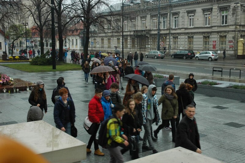 Młodzież szkolna kierująca się do Bazyliki Archikatedralnej na uroczystość poświęconą dzieciom więzionym w obozie przy ul. Przemysłowej