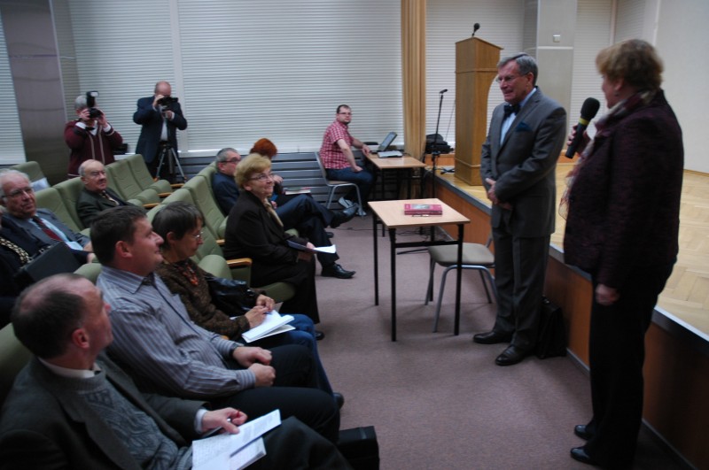 Zebranych wita Barbara Czajka, dyrektor Wojewódzkiej Biblioteki Publicznej im. Marsz. Józefa Piłsudskiego, która zgodziła się być gospodarzem spotkania. Obok prof. Witold Kulesza. W pierwszym rzędzie drugi od lewej Piotr Machlański, łódzki przewodnik