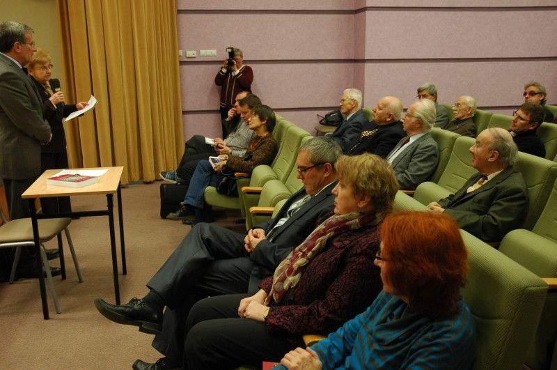 W pierwszym rzędzie od prawej: Ewa Kirchner-Lipińska, Barbara Czajka, dyrektor WBP im. marsz. Józefa PIłsudskiego w Łodzi, Marek Drużka, dyrektor Oddziału IPN w Łodzi