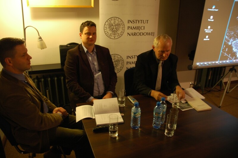 Współautorzy publikacji, od lewej: Artur Ossowski (OBEP IPN w Łodzi), dr Olgierd Ławrynowicz (IA UŁ), dr hab. Janusz Wróbel (OBEP IPN w Łodzi)
