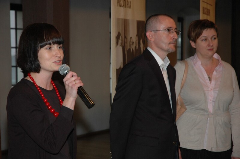 Przy mikrofonie Magdalena Zapolska-Downar (OBEP IPN w Łodzi), komisarz wystawy. Z prawej Paweł Kowalski (kierownik Referatu Edukacji Historycznej OBEP IPN w Łodzi) oraz dr Joanna Żelazko, naczelnik OBEP IPN w Łodzi