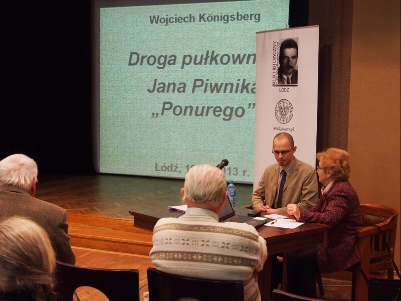 Za stołem prezydialnym Wojciech Königsberg i prof. Maria Blomberg (przewodnicząca Klubu)