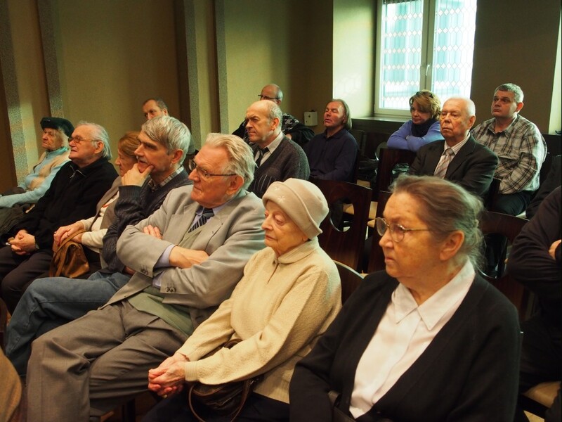 Uczestnicy spotkania odbywającego się w małej sali kinowej Łódzkiego Domu Kultury