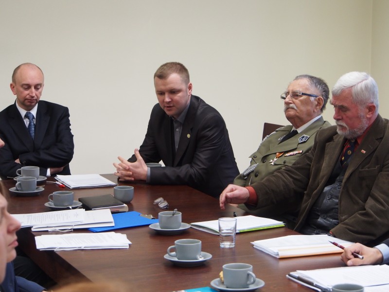 Głos zabiera Tomasz Łuczkowski, dyrektor Muzeum Regionalnego w Opocznie. Z lewej Paweł Wąs, przewodniczący Klubu im. gen. „Grota