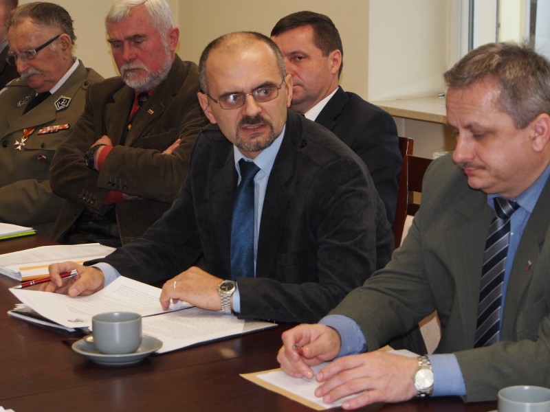 Wystąpienie Mirosława Kubiaka, dyrektora II LO im. Janusza Korczaka w Wieluniu i przewodniczącego wieluńskiego Klubu im. gen. „Grota