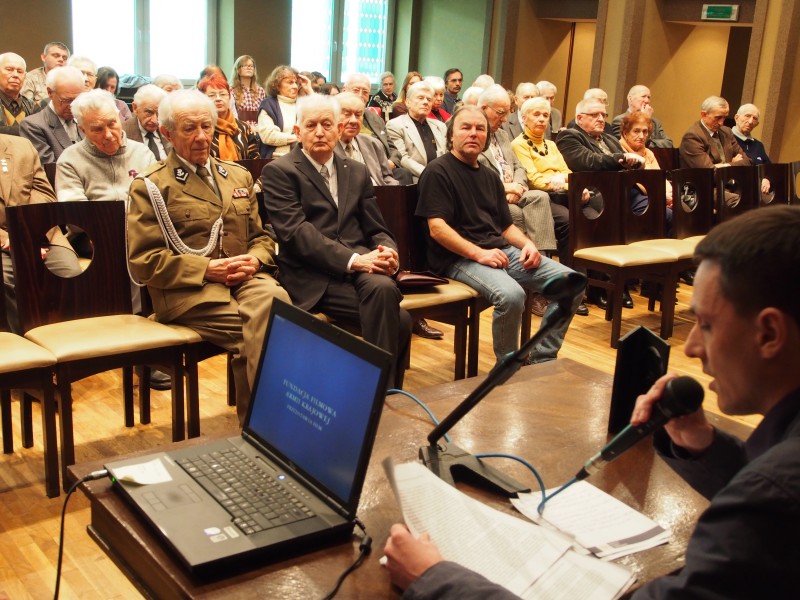 Ze wstępem historycznym wystąpił Radosław Poboży, pracownik Biura Udostępniania i Archiwizacji Dokumentów IPN. W pierwszym rzędzie od lewej mjr Stanisław Pasikowski, sekretarz ZO Łódź ŚZŻAK oraz mjr Zbysław Raczkiewicz, prezes ZO Łódź ŚZŻAK