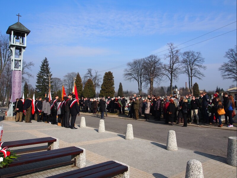 Dzwonnica przed kaplicą na Cmentarzu Rzymskokatolickim pw. św. Wincentego (cmentarz na Dołach) w Łodzi, miejsce uroczystości upamiętnienia żołnierzy drugiej konspiracji, zamordowanych przez komunistyczny aparat terroru