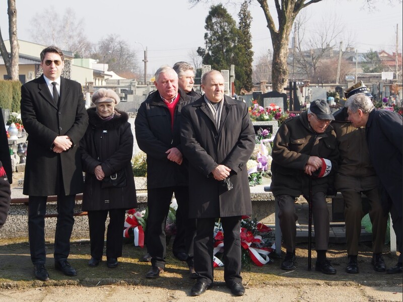 – Od lewej: Jarosław Olbrychowski, Halina Mackiewicz, Andrzej Rudnicki (przedstawiciele Stow. Rodzina Policyjna 1939 r. w Łodzi), Stefan Zagrodnik (Urząd Marszałkowski), Andrzej Cewiński (Sekretarz Wojewódzkiego Komit. Ochrony Pamięci Walk i Męczeństwa)