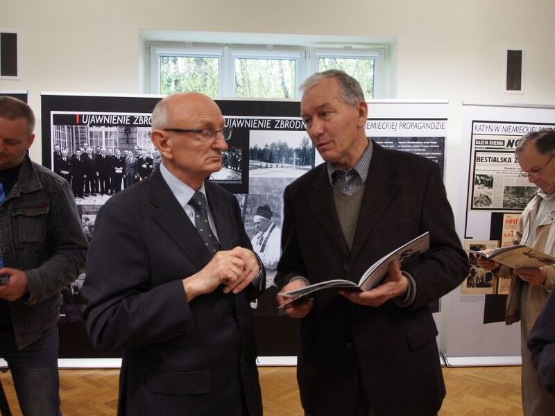 Od lewej: Mieczysław Góra (zastępca dyrektora Muzeum Tradycji Niepodległościowych w Łodzi), Grzegorz Wróbel (kierownik Oddziału MTN Stacja Radegast)