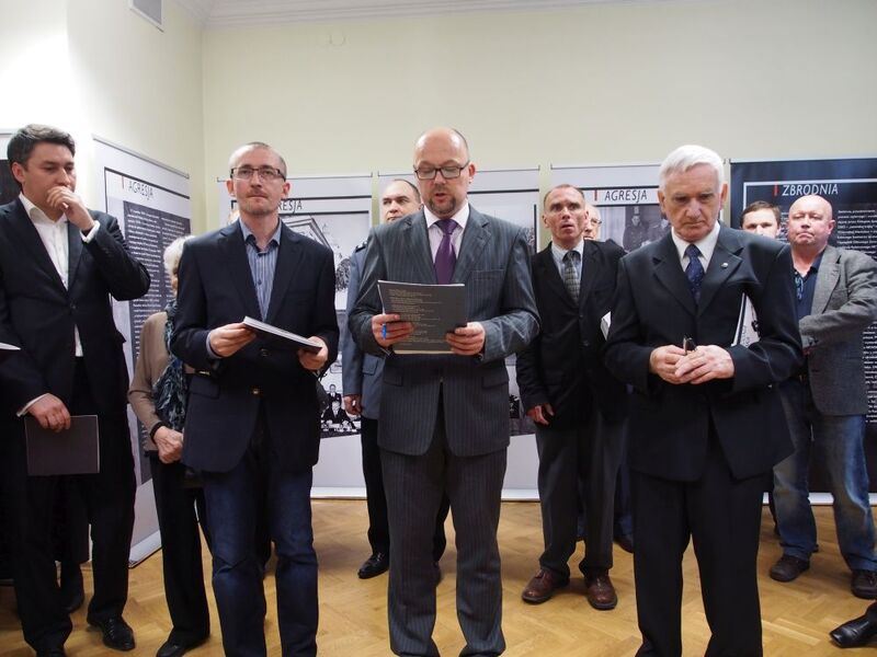 W pierwszym rzędzie od lewej: Jarosław Olbrychowski (Rodzina Policyjna 1939 r. Oddział w Łodzi), Paweł Kowalski (komisarz wystawy), Paweł Perzyna (naczelnik OBUiAD IPN w Łodzi), Janusz Lange (prezes Stowarzyszenia „Rodzina Katyńska