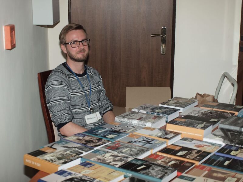 Przy stoisku z publikacjami IPN dr Krzysztof Latocha (OBEP)