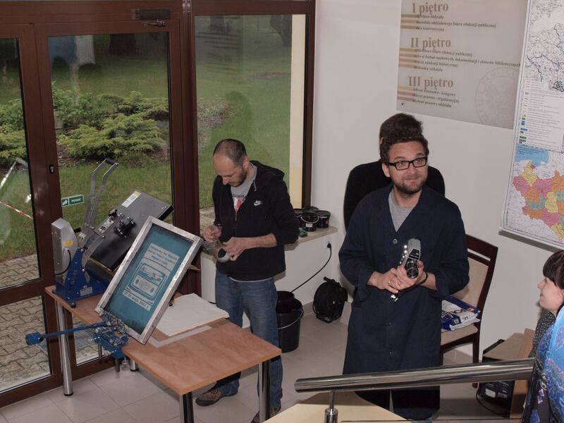 Punkt sitodruku obsługiwany przez Jakuba Jarosa (z lewej)