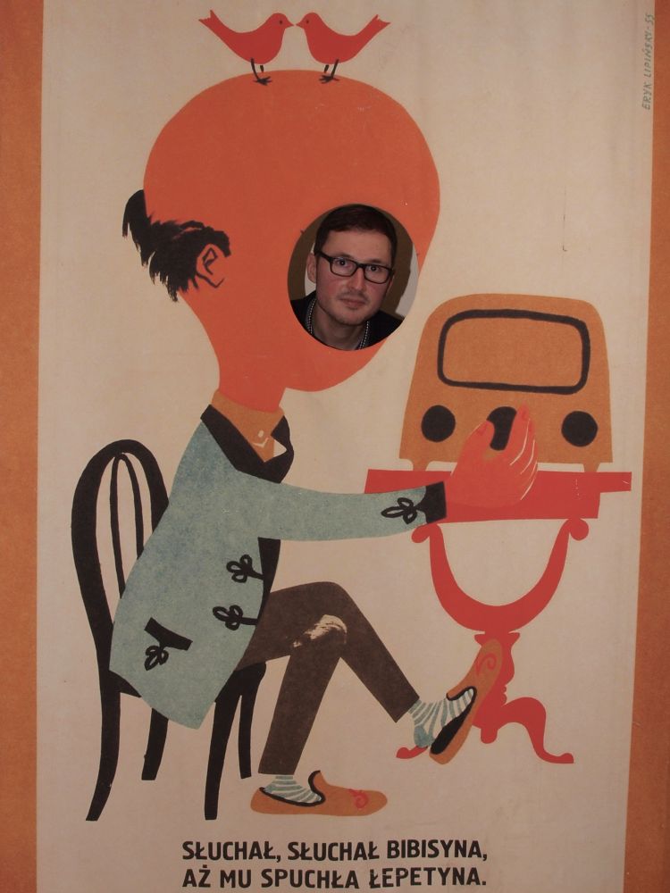 Uczestnicy Nocy Muzeów mogli zrobić sobie pamiątkowe zdjęcie przy plakacie z wystawy „Obraz wroga w propagandzie PRL