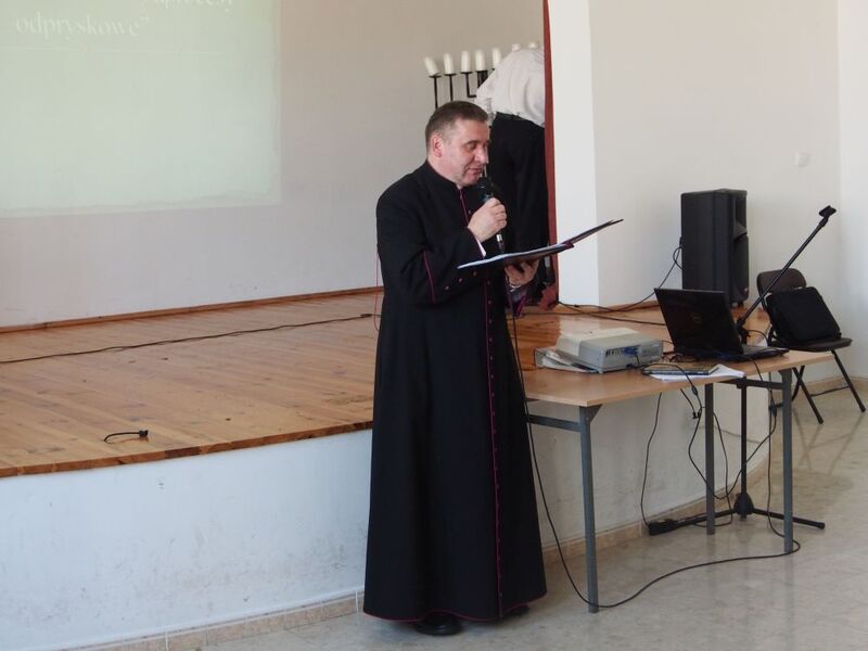 Zgromadzonych gości oraz uczestników spotkania powitał ks. prał. dr Marian Bronikowski, proboszcz par. Wszystkich Świętych w Sieradzu – sala Domu Katolickiego