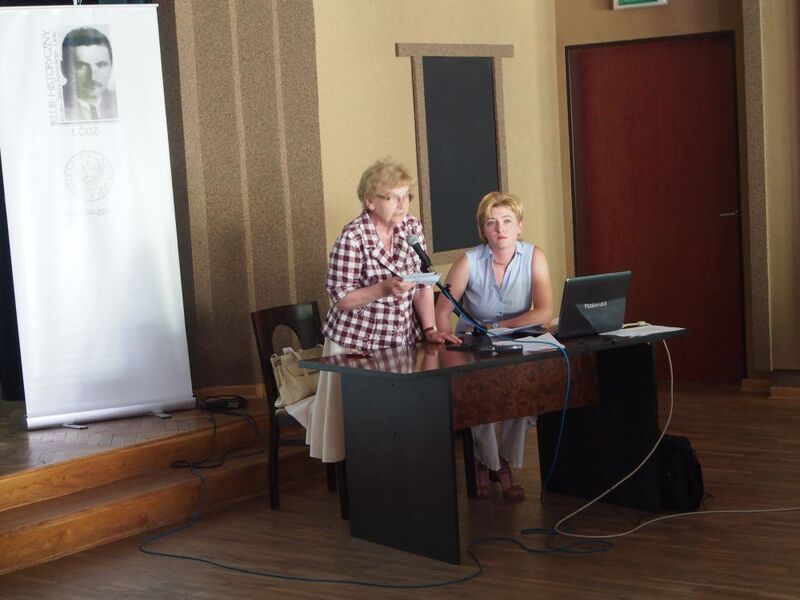 Prelegenta (po prawej) dr Paulinę Codogni (prorektora Collegium Civitas) oraz zgromadzonych słuchaczy powitała prof. Maria Blomberg („Rodzina Katyńska