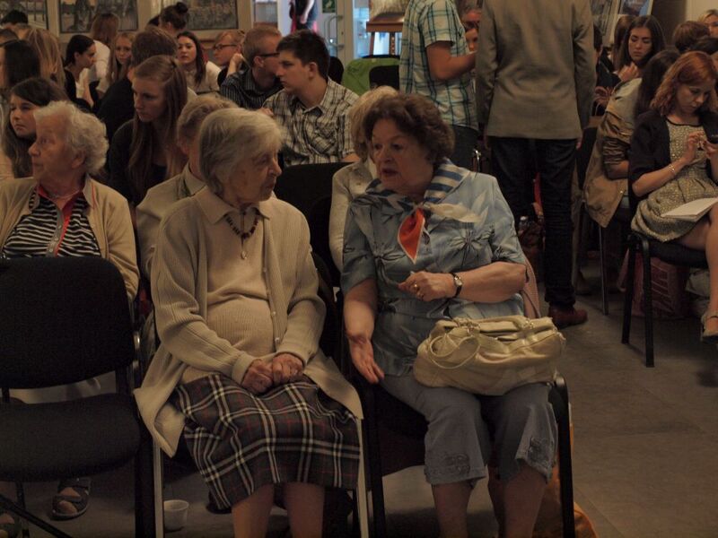 Uczestnicy spotkania, wśród nich byłe więźniarki obozów