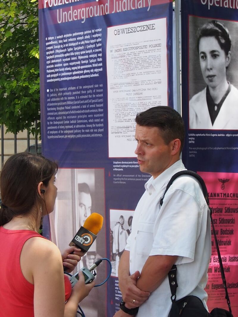 Artur Ossowski, pracownik Oddziałowego Biura Edukacji Publicznej IPN w Łodzi podczas wywiadu udzielanego Radiu Łódź