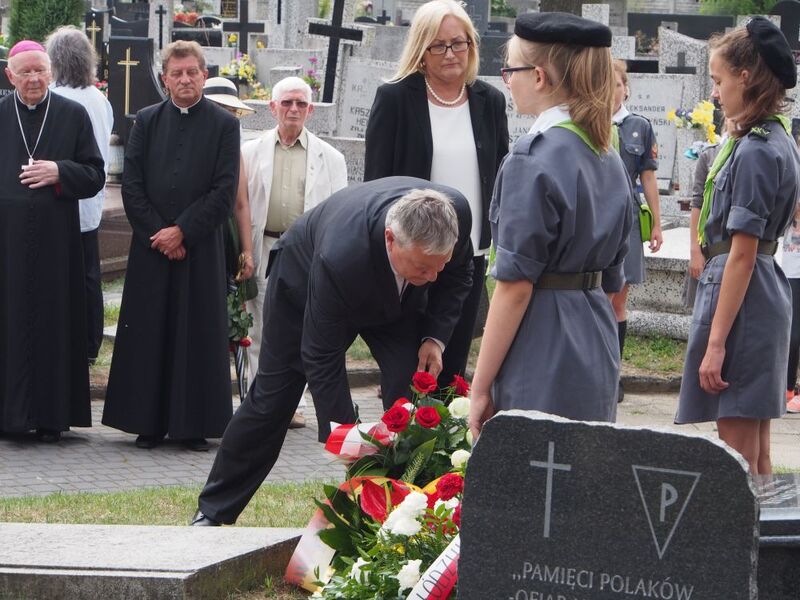 Joanna Kopcińska i Marek Michalik, radni Rady Miasta Łodzi, na drugim planie pierwszy od lewej: ks. dr Władysław Ziółek,  Arcybiskup Senior Archidiecezji Łódzkiej