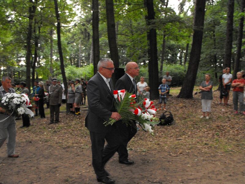 Pierwszy od lewej: Marek Drużka, dyrektor Oddziału Instytutu Pamięci Narodowej w Łodzi, Jan Kamiński, Łódzki Kurator Oświaty