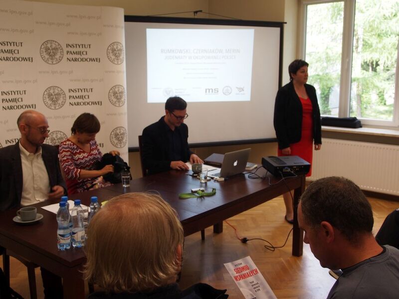 Pierwsza od prawej – dr Joanna Żelazko, naczelnik OBEP IPN Łódź wita uczestników debaty