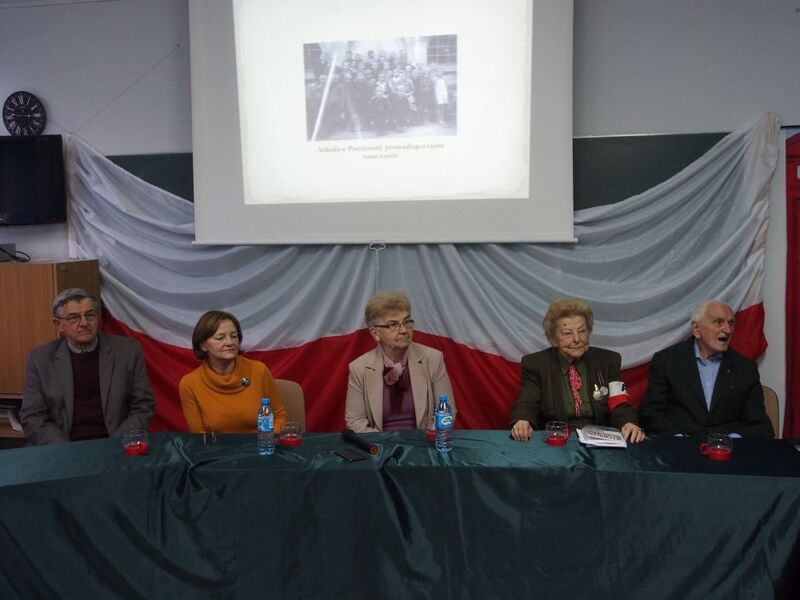 Od lewej: Antoni Galiński, oddział IPN Łódź, Alicja Przanowska, dyrektor XXXIII LO w Łodzi, prof. Maria Blomberg, Przewodnicząca Rady Programowej Klubu Historycznego im. gen. Stefana Roweckiego „Grota