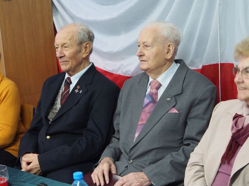 Od lewej: Stanisław Pasikowski, Sekretarz Zarządu Okręgu Łódź Światowego Związku Żołnierzy AK, mjr Zbysław Raczkiewicz, Prezes Zarządu Okręgu Łódź ŚZŻAK Prezes Środowiska Polska Północno-Wschodnia